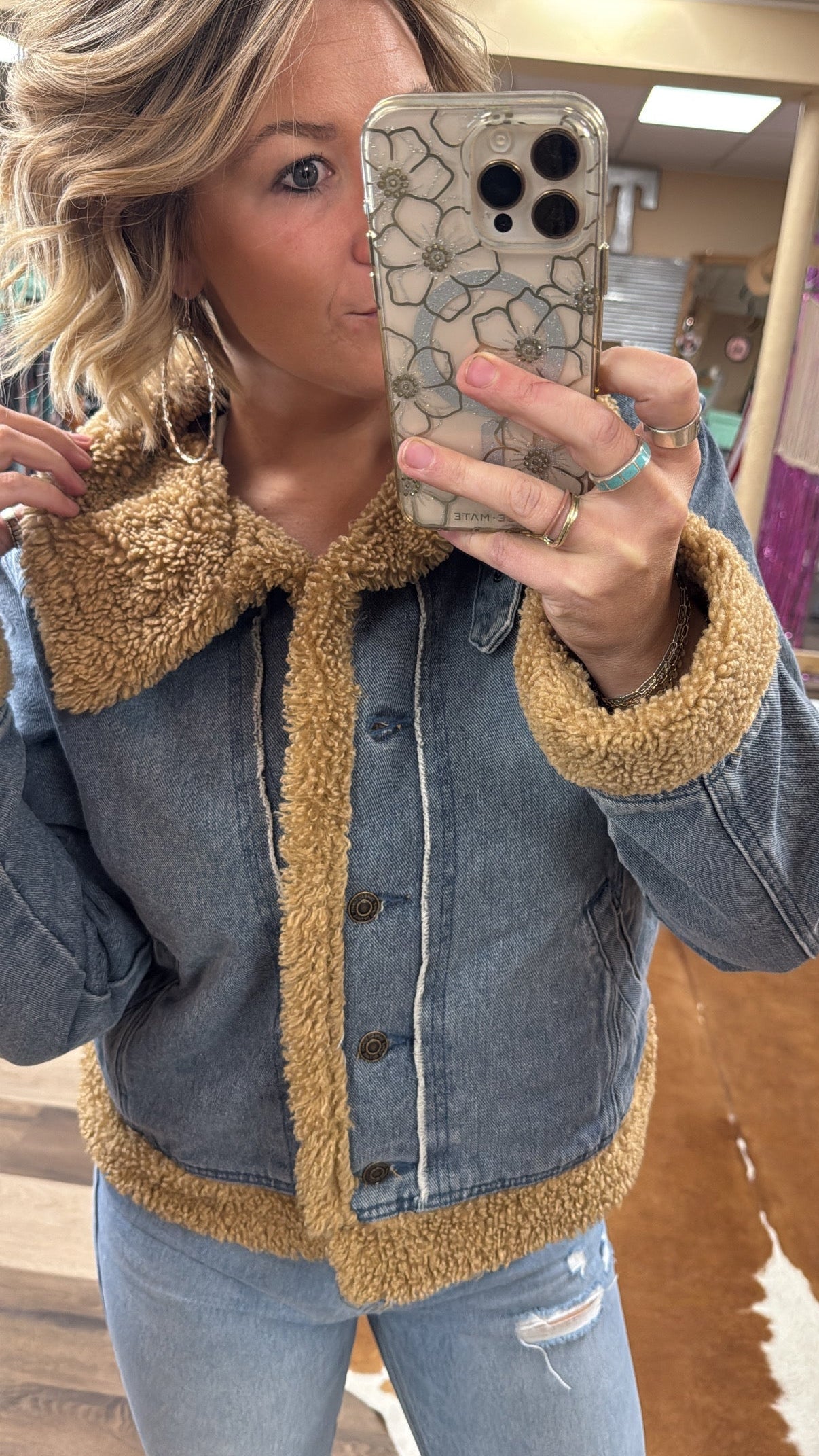 Shirring sleeve crop denim jacket.